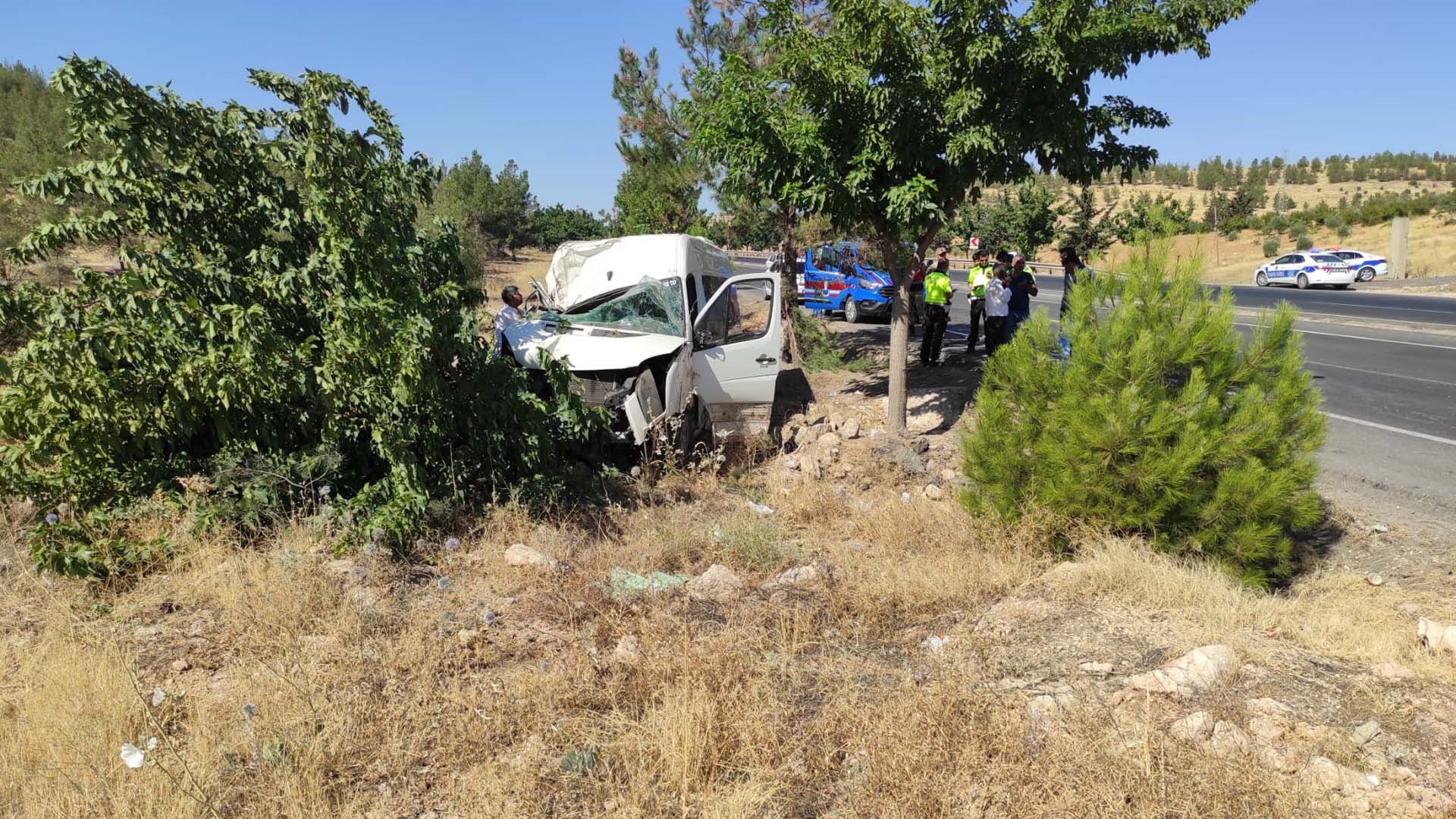 Şanlıurfa'da facianın eşiğinden dönüldü! İşçileri taşıyan servis yoldan çıkıp ağaca çarptı: 15 yaralı