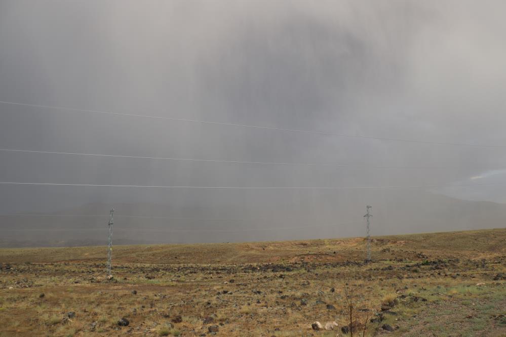 Sıcaklık 40 dereceye dayanmıştı! Iğdır'da birden bastıran yağmur vatandaşları şaşkına çevirdi!