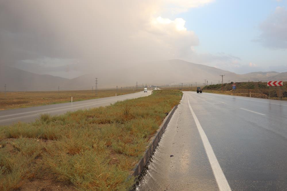 Sıcaklık 40 dereceye dayanmıştı! Iğdır'da birden bastıran yağmur vatandaşları şaşkına çevirdi!