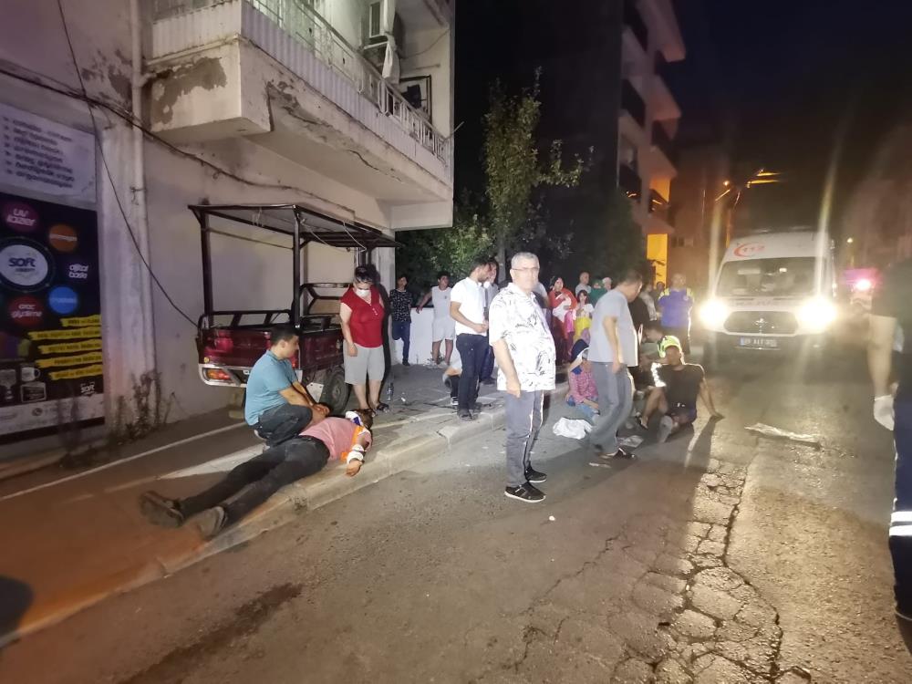 İzmir'de trafik kazası! Dolmuşla kamyonet çarpıştı! Ortalık savaş alanına döndü!