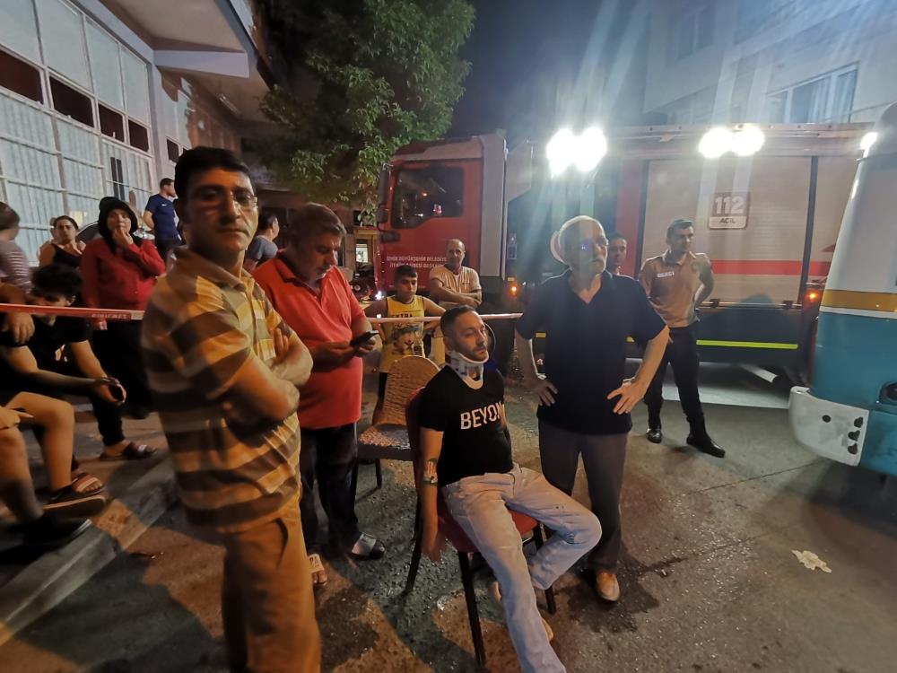 İzmir'de trafik kazası! Dolmuşla kamyonet çarpıştı! Ortalık savaş alanına döndü!