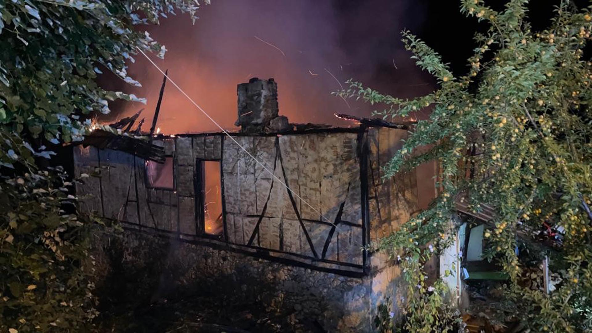 Müstakil ev, gecenin ortasında alev alev yandı! 