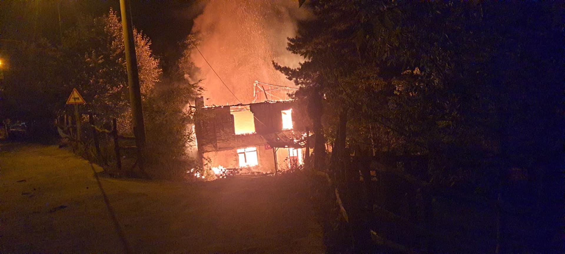 Müstakil ev, gecenin ortasında alev alev yandı! 