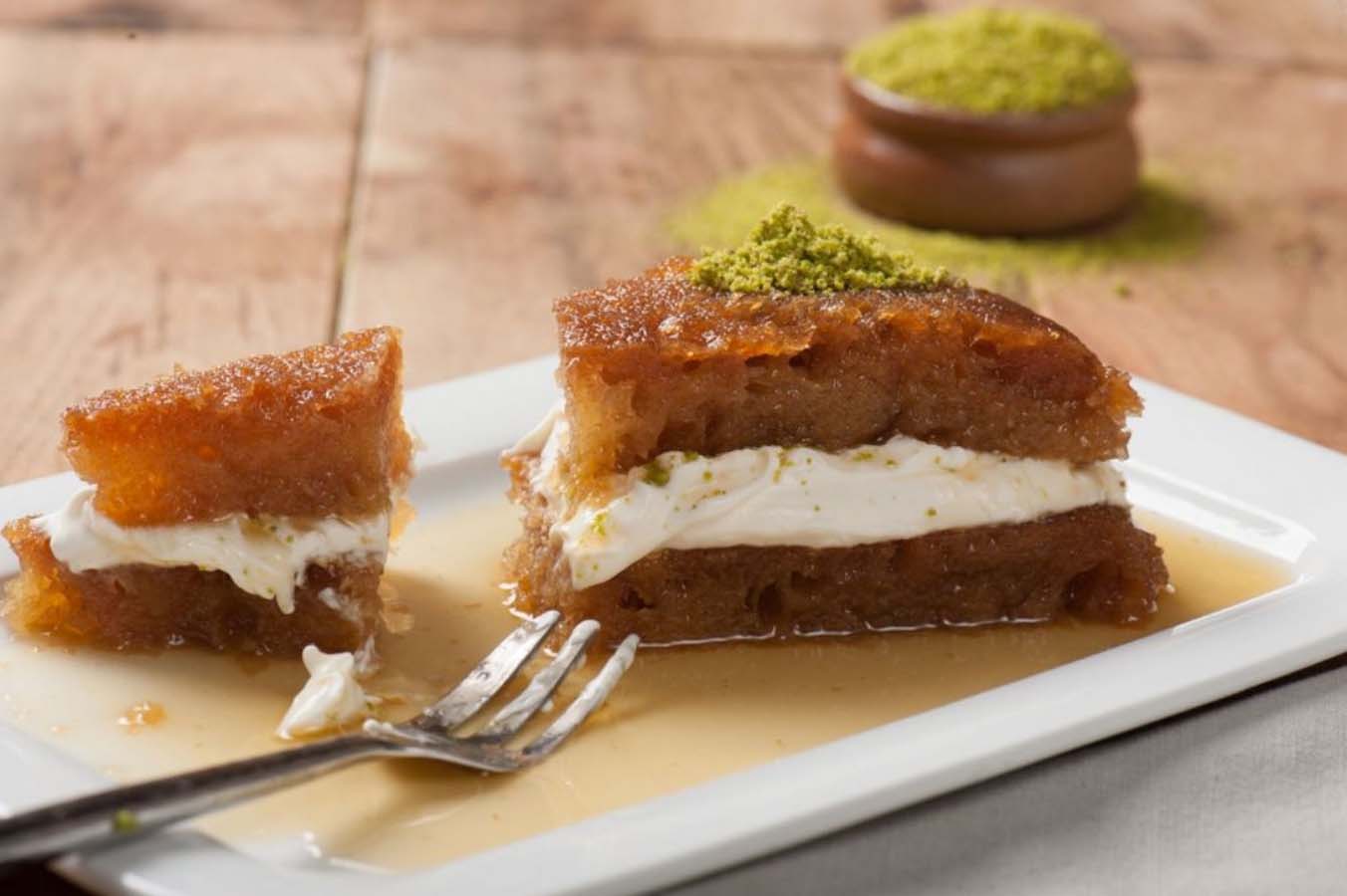 Ünlü yemek zinciri Köfteci Yusuf'ta böcek krizi! Ekmek kadayıfı sipariş etti, gördükleri sonrası yiyemeden çöpe attı!