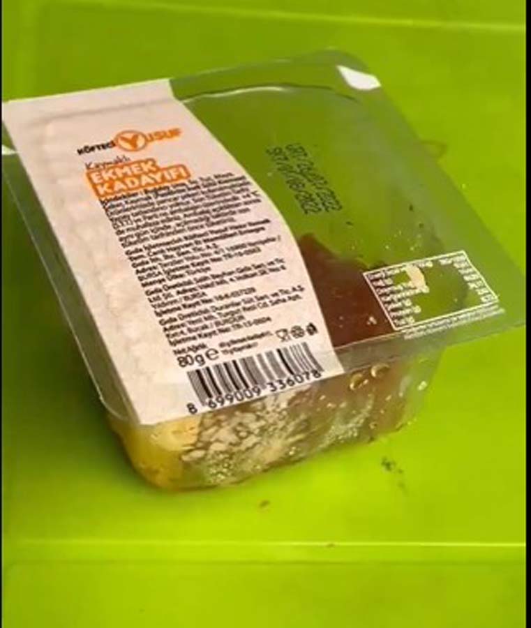 Ünlü yemek zinciri Köfteci Yusuf'ta böcek krizi! Ekmek kadayıfı sipariş etti, gördükleri sonrası yiyemeden çöpe attı!