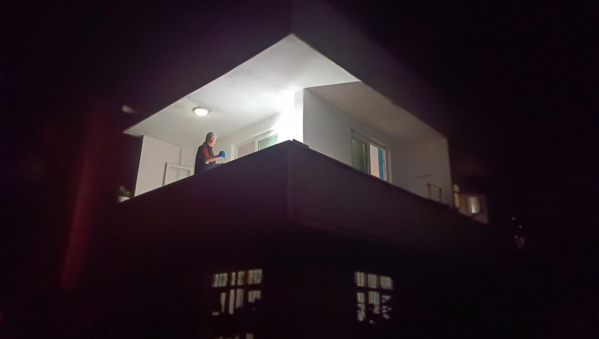 Balkonda uyurken acımasızca öldürdü! Birlikte yaşadığı kadını bıçaklayarak öldüren adam, kendini ihbar etti!