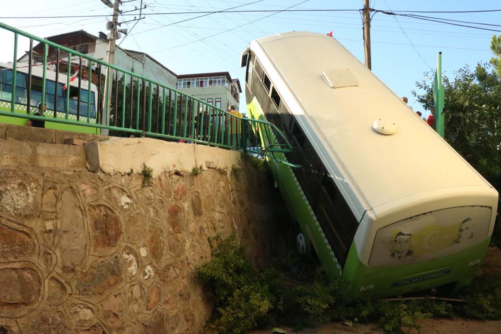 Kocaeli'nin Derince ilçesinde yolcu dolu otobüsü geri geri uçtu! Kaza İlginç anlara sahne oldu!