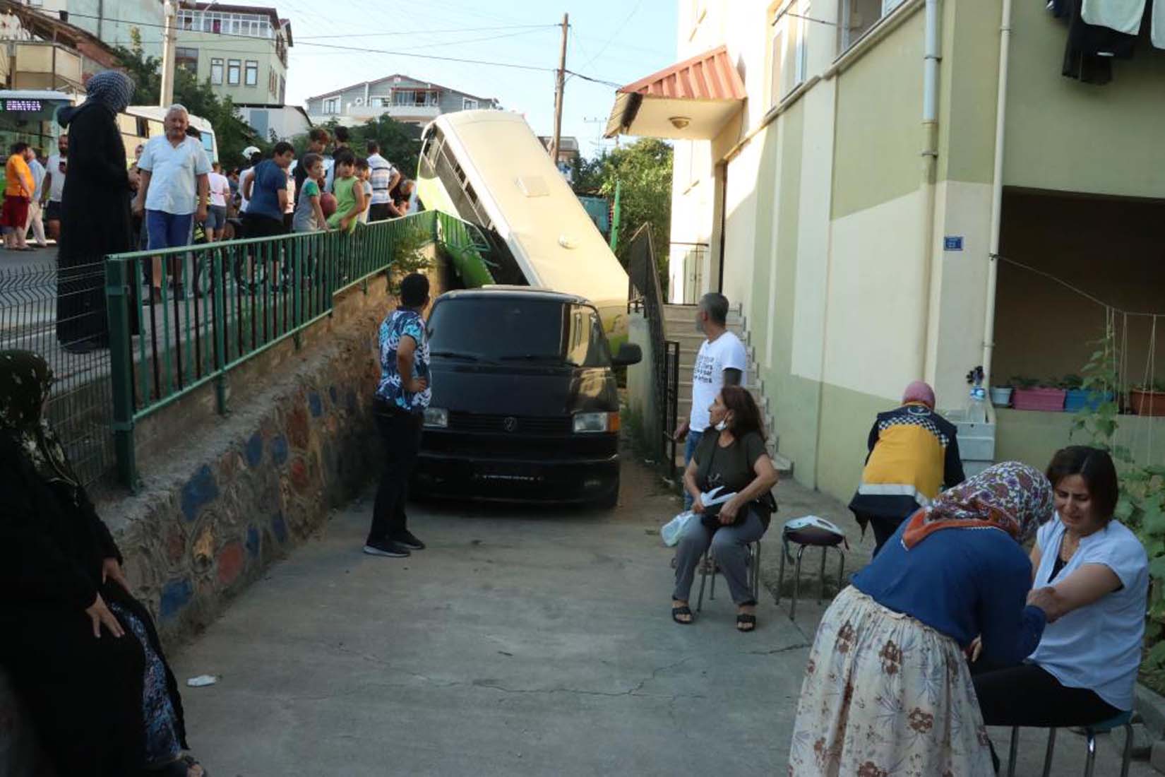 Kocaeli'nin Derince ilçesinde yolcu dolu otobüsü geri geri uçtu! Kaza İlginç anlara sahne oldu!