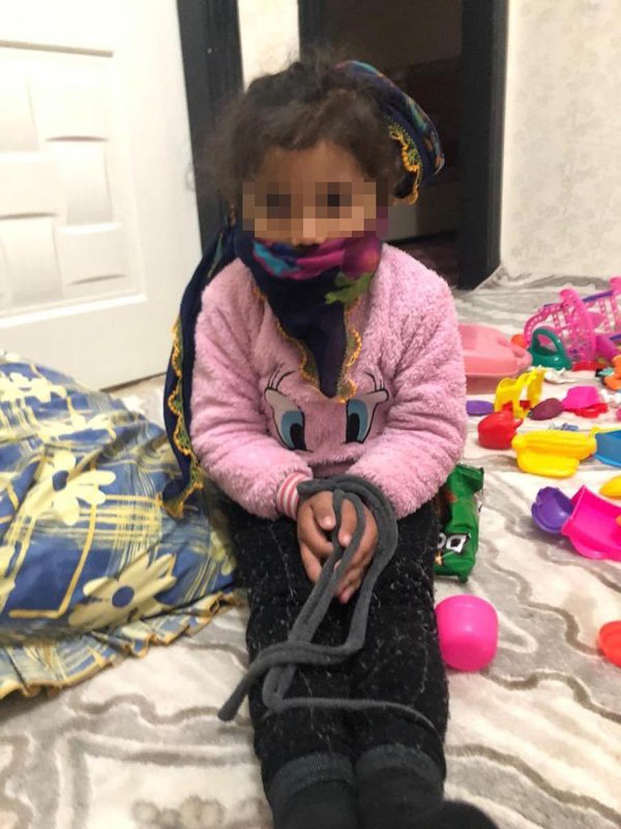 Tasma takıp köpek gibi muamele etmiş! Pitbull saldırısına uğrayan küçük Asiye'nin evde çekilen görüntüleri sosyal medyada gündem oldu!