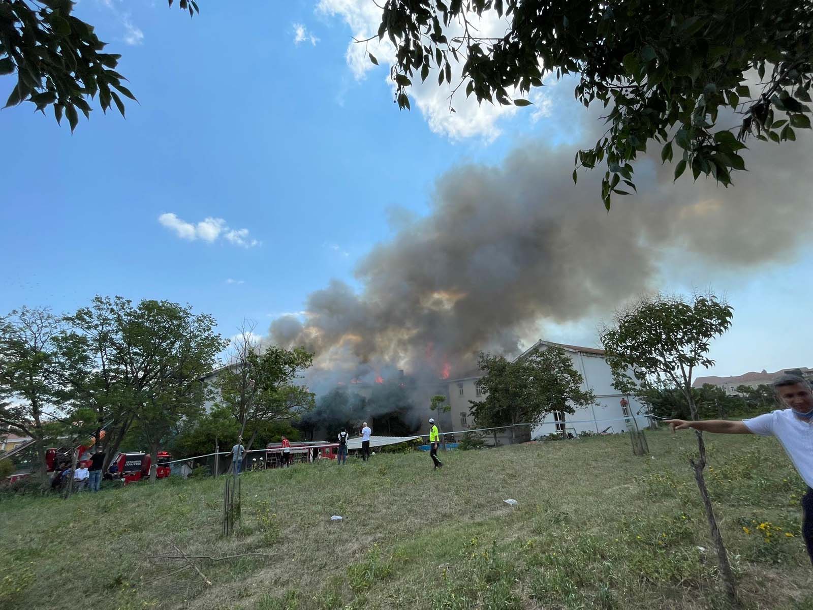 Son dakika | Zeytinburnu Balıklı Rum Hastanesinin çatısında yangın! Tüm hastalar tahliye edildi