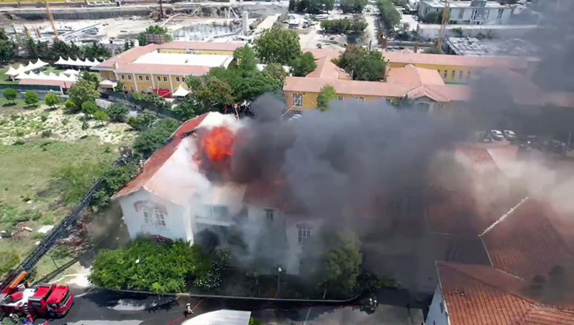 Son dakika | Zeytinburnu Balıklı Rum Hastanesinin çatısında yangın! Tüm hastalar tahliye edildi
