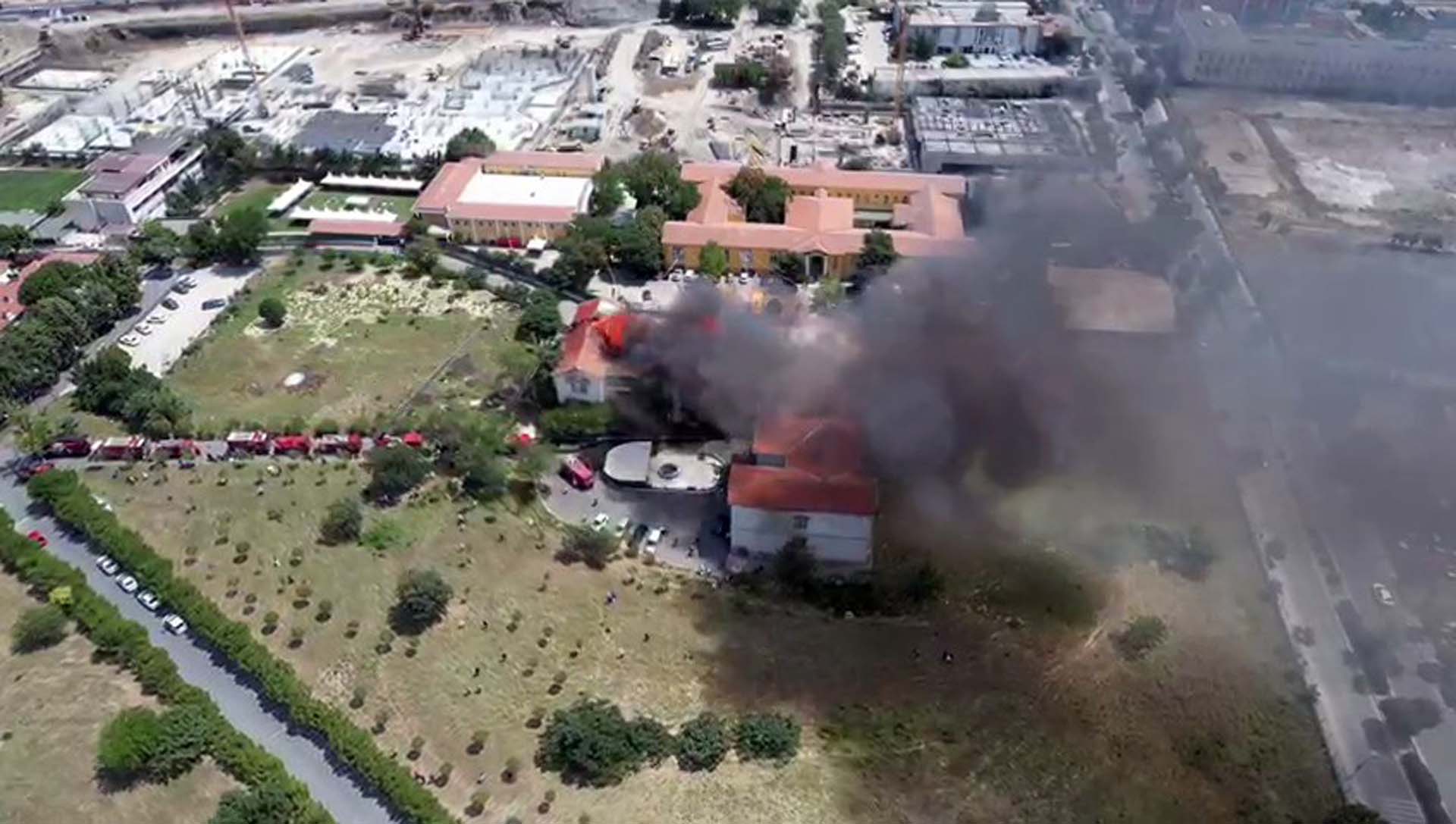 Son dakika | Zeytinburnu Balıklı Rum Hastanesinin çatısında yangın! Tüm hastalar tahliye edildi