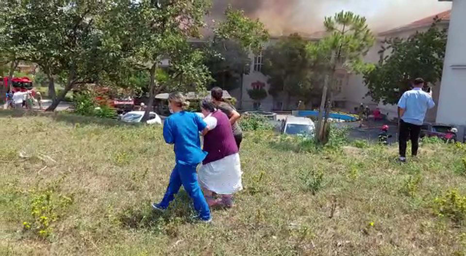 Son dakika | Zeytinburnu Balıklı Rum Hastanesinin çatısında yangın! Tüm hastalar tahliye edildi