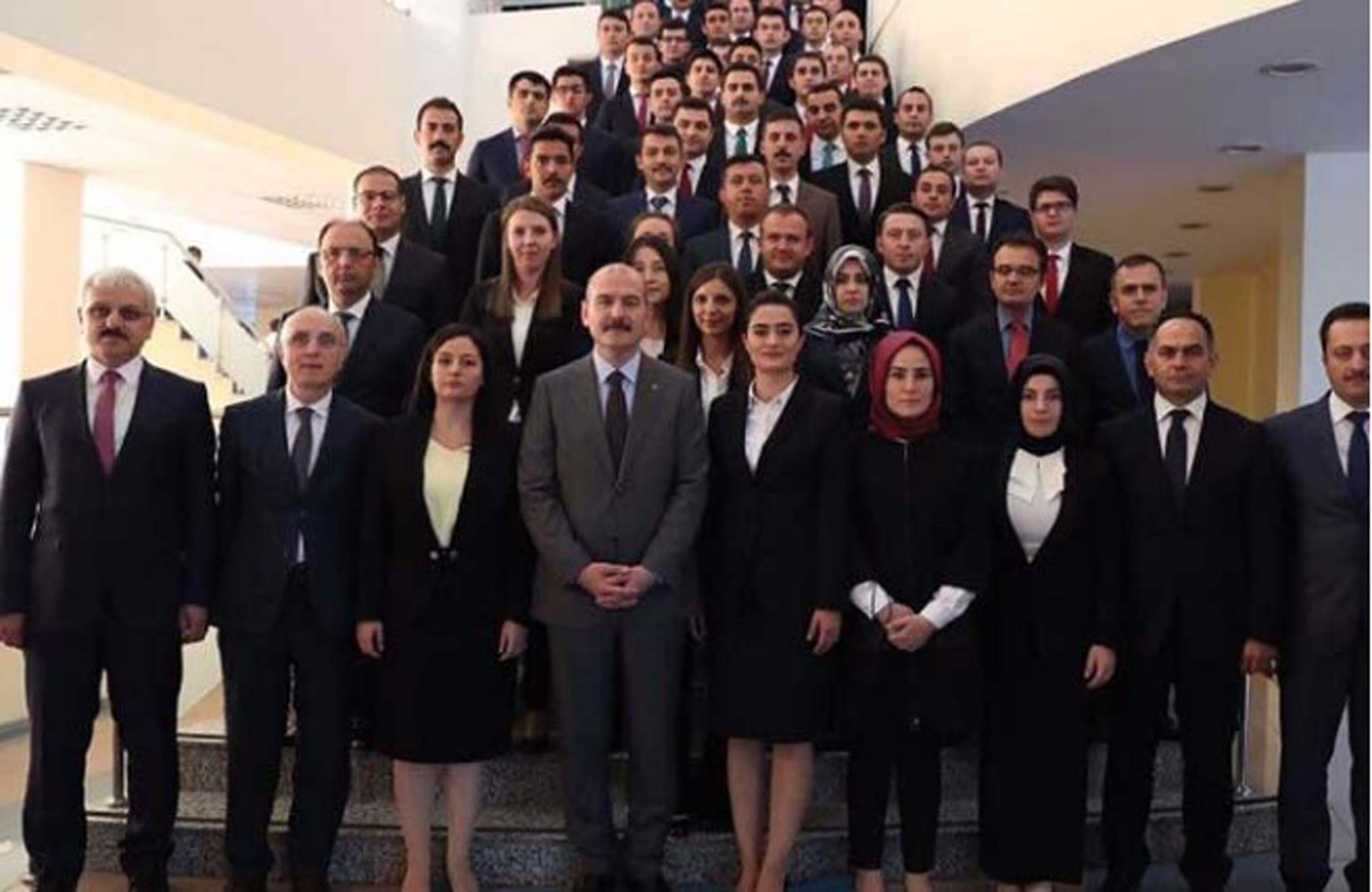 Bakan Soylu'nun Yediiklim Yayınevi'nde çektirdiği iddia edilen fotoğraf, asılsız çıktı! Gerçek ortaya çıktı, meğer o afiş...