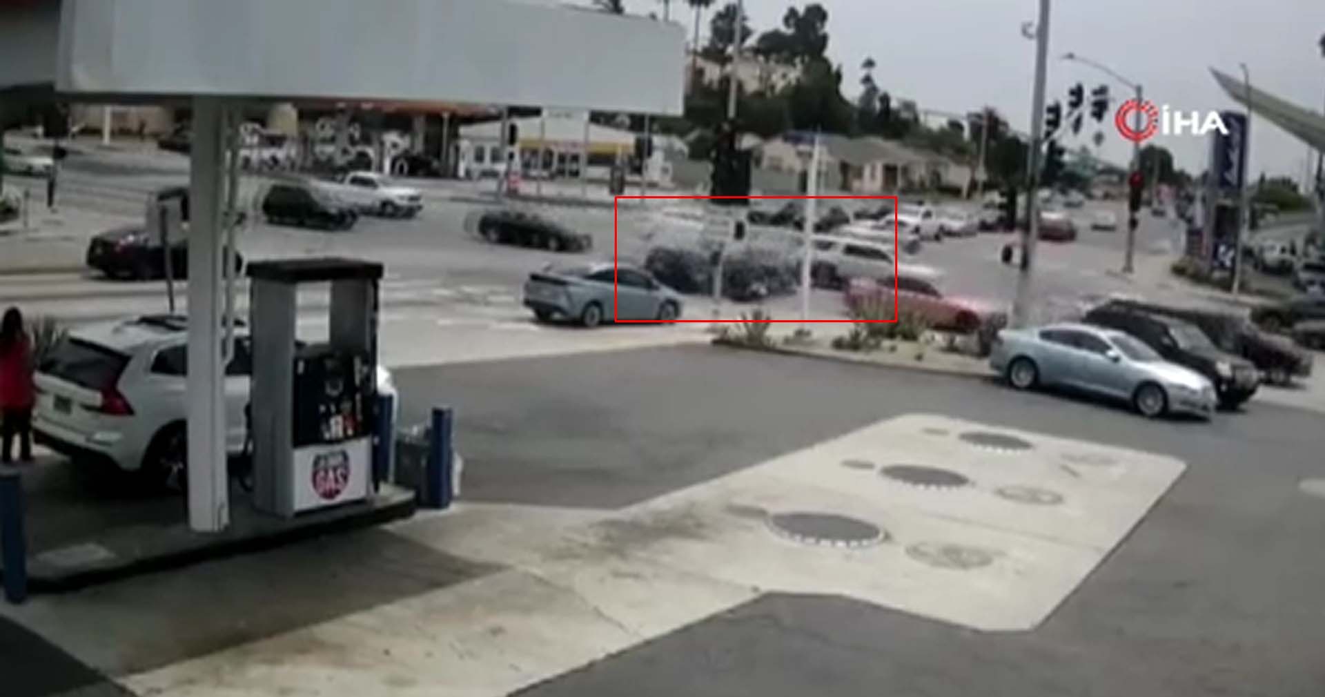 Hızlı olan otomobil araçların arasına daldı! Alev topuna döndü: 5 ölü, 8 yaralı 