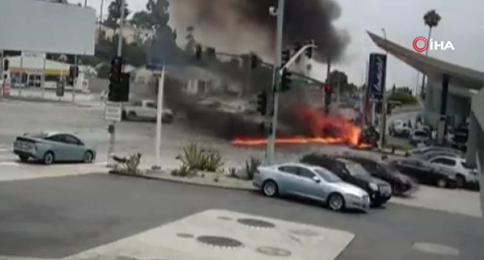 Hızlı olan otomobil araçların arasına daldı! Alev topuna döndü: 5 ölü, 8 yaralı 