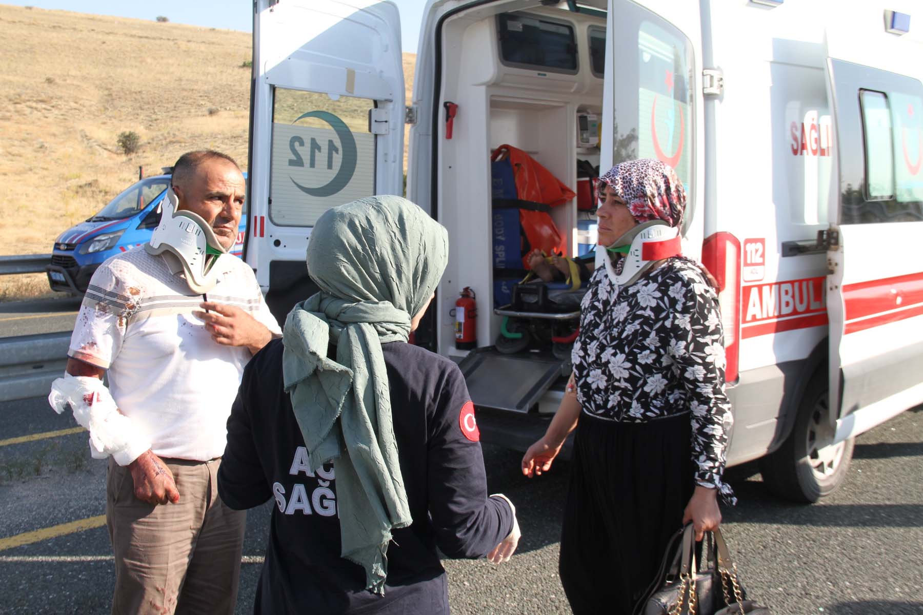 Elazığ'da facianın eşiğinden dönüldü! Düğünden dönenleri taşıyan minibüs yan yattı: Çok sayıda yaralı var 