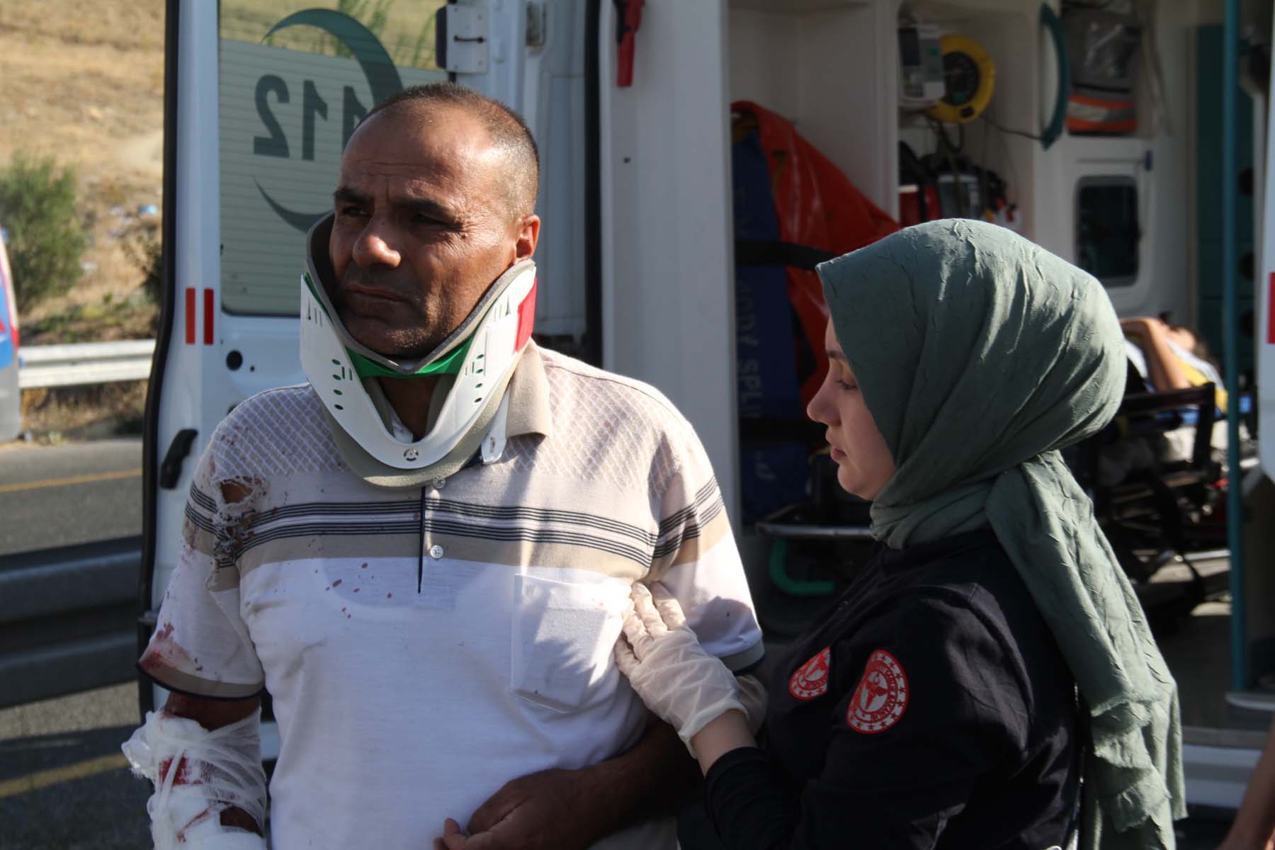 Elazığ'da facianın eşiğinden dönüldü! Düğünden dönenleri taşıyan minibüs yan yattı: Çok sayıda yaralı var 