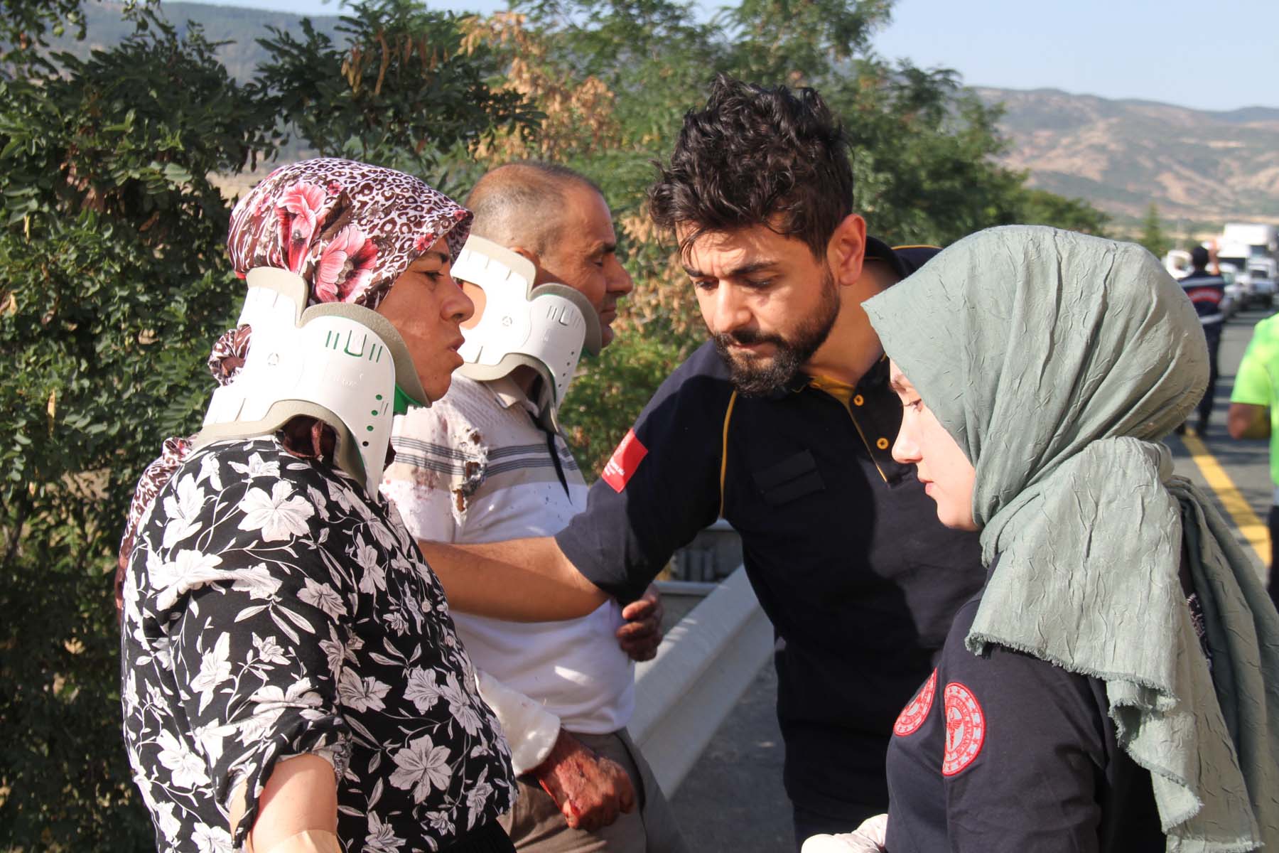 Elazığ'da facianın eşiğinden dönüldü! Düğünden dönenleri taşıyan minibüs yan yattı: Çok sayıda yaralı var 