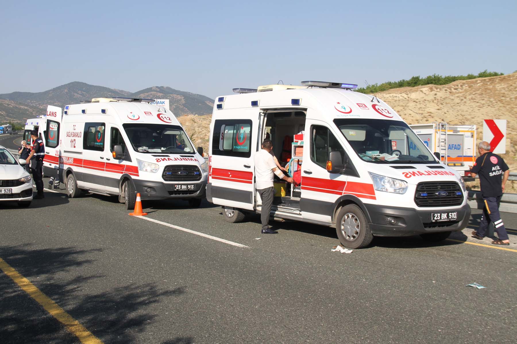 Elazığ'da facianın eşiğinden dönüldü! Düğünden dönenleri taşıyan minibüs yan yattı: Çok sayıda yaralı var 