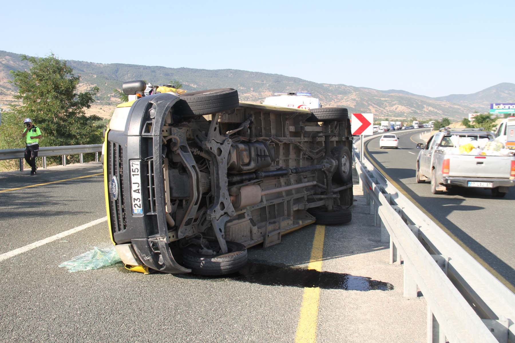Elazığ'da facianın eşiğinden dönüldü! Düğünden dönenleri taşıyan minibüs yan yattı: Çok sayıda yaralı var 