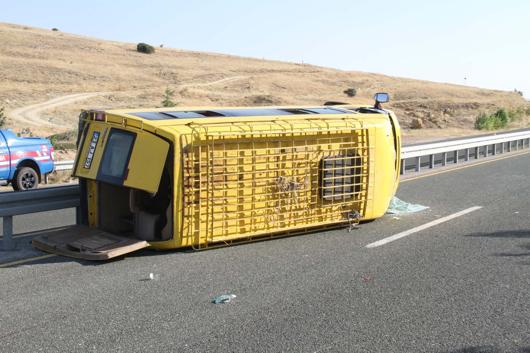 Elazığ'da facianın eşiğinden dönüldü! Düğünden dönenleri taşıyan minibüs yan yattı: Çok sayıda yaralı var 