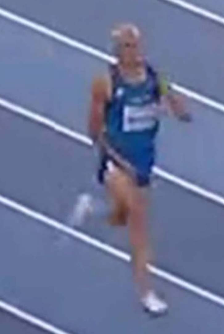 Koşu yarışında cinsel organı şortundan çıktı! 18 yaşındaki genç sporcu ne yapacağını şaşırdı!