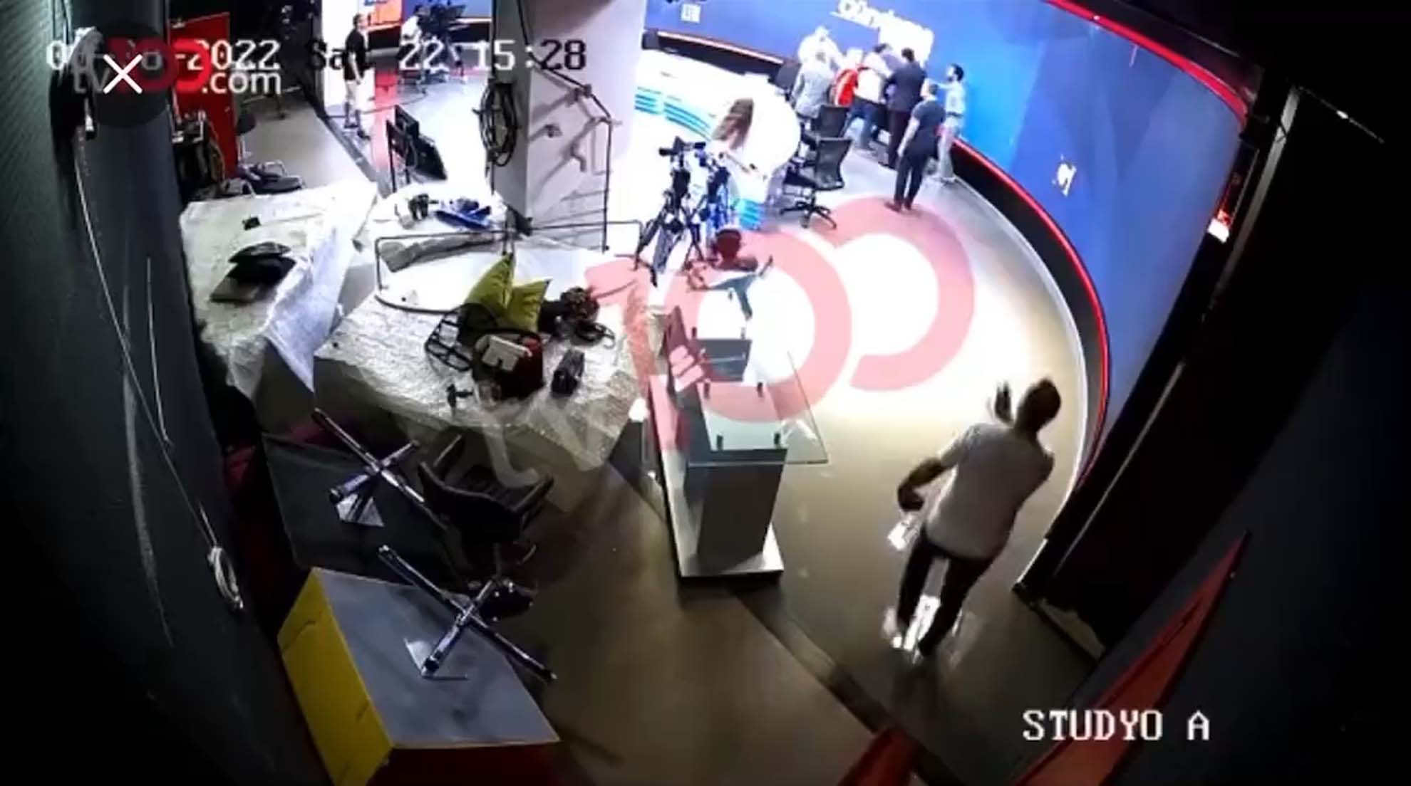 Canlı yayında ortalık karıştı! Cemal Enginyurt'un koruması gazeteci Latif Şimşek'ı darp etti! İşte o anlar...