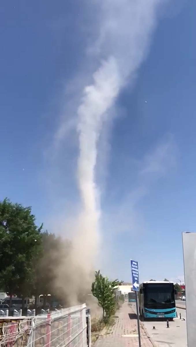 Sivas'ta hortum çıktı, ilk kez gören vatandaş neye uğradığını şaşırdı! İlk defa denk geldim