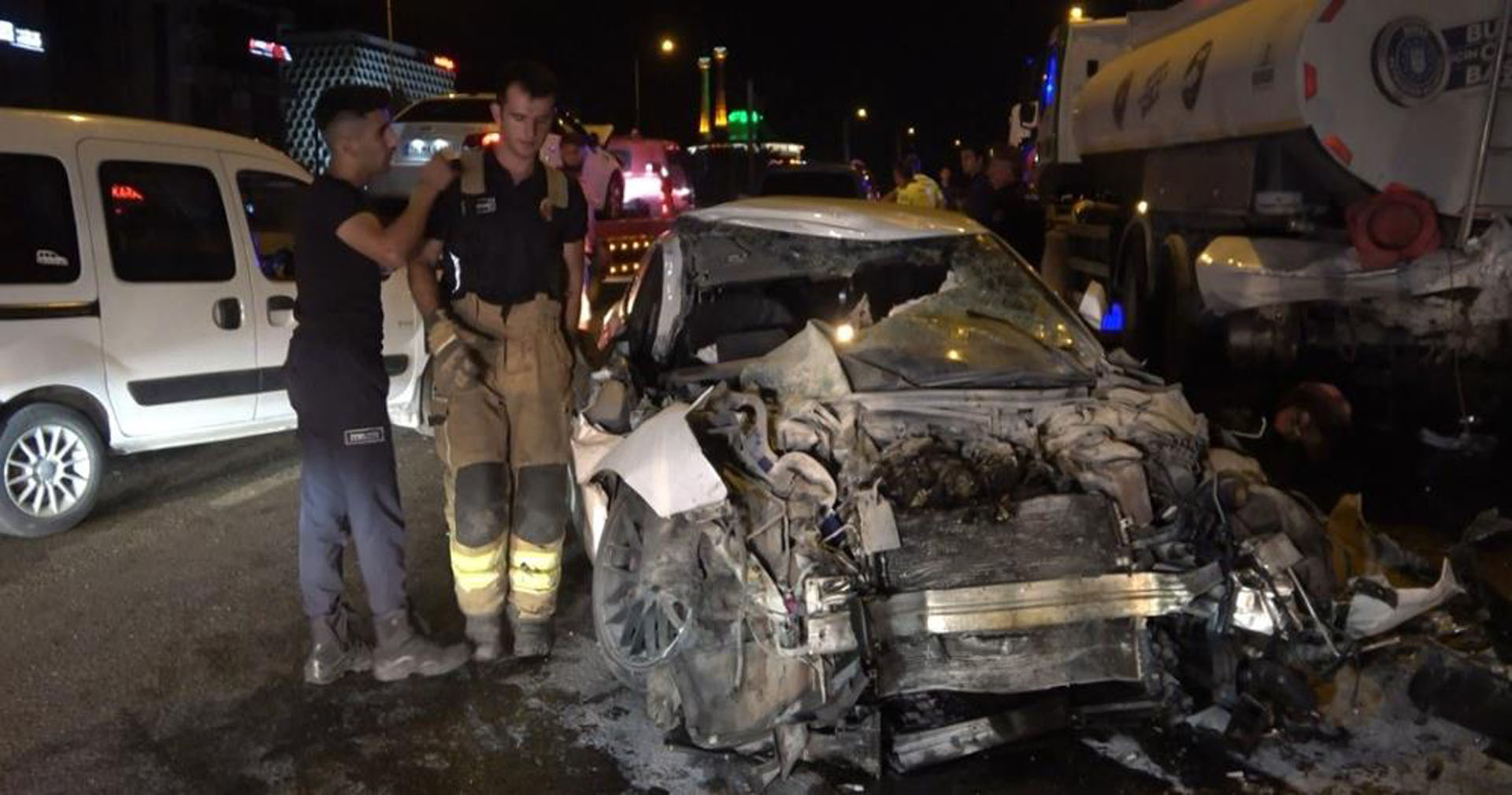 Bursa'da feci kaza! 2 otomobil kullanılamaz hale geldi!