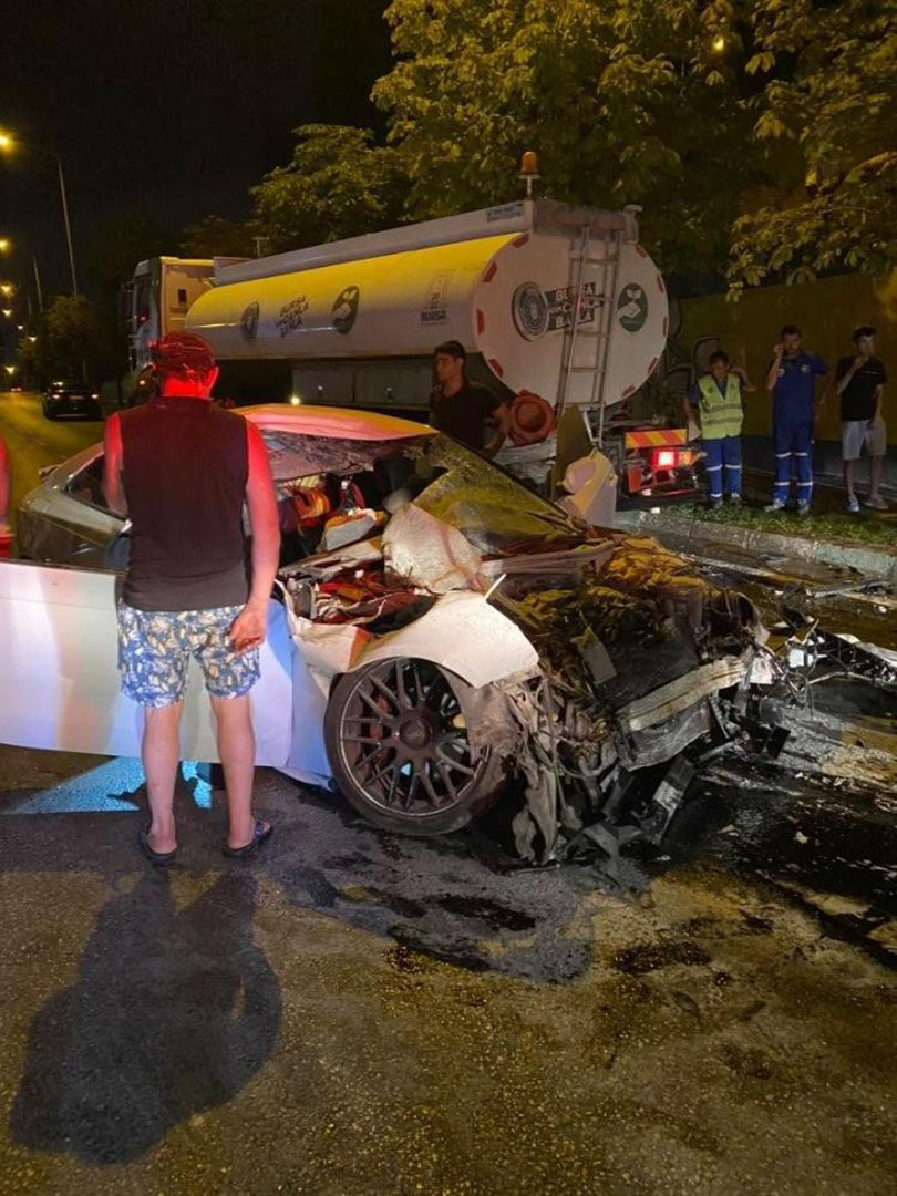 Bursa'da feci kaza! 2 otomobil kullanılamaz hale geldi!