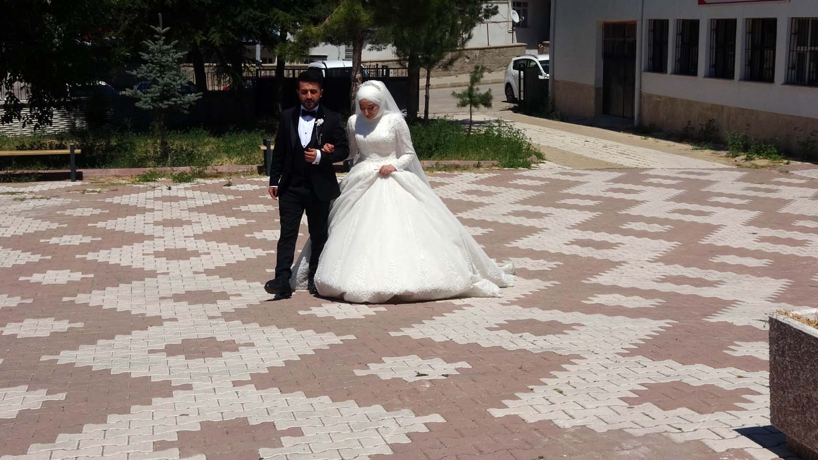 ÖSYM binasına gelinlikle girdi! Öğretmenlik mülakat düğün gününe denk gelen Emine Bulut: İnşallah gelinlik uğurlu olur atanırım...