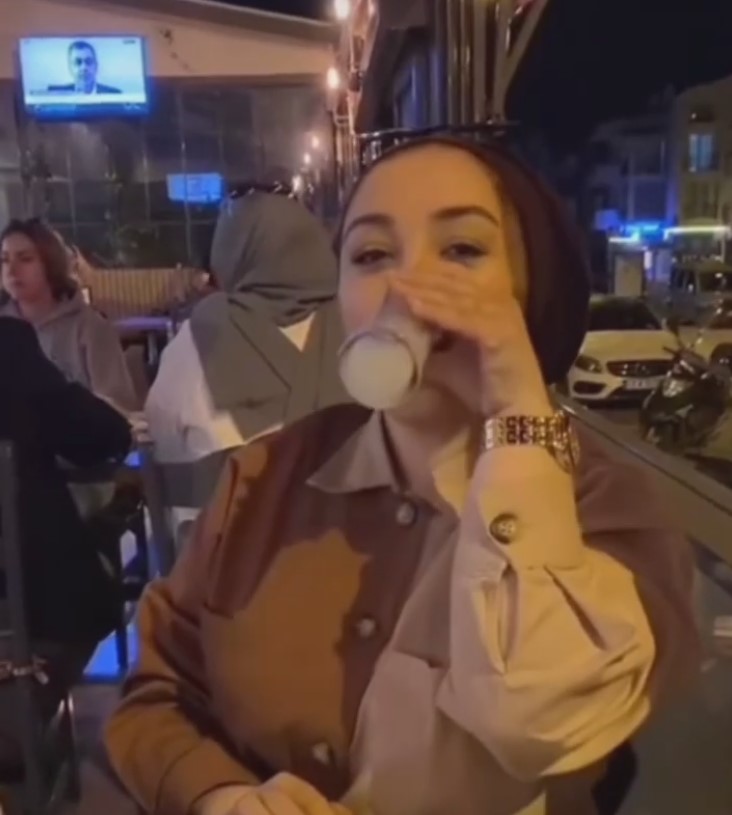 Başörtülü genç kız rakı içtiği anları utanmadan paylaştı! Sosyal medya ayağa kalktı! Müslümanlık ayaklar altında!
