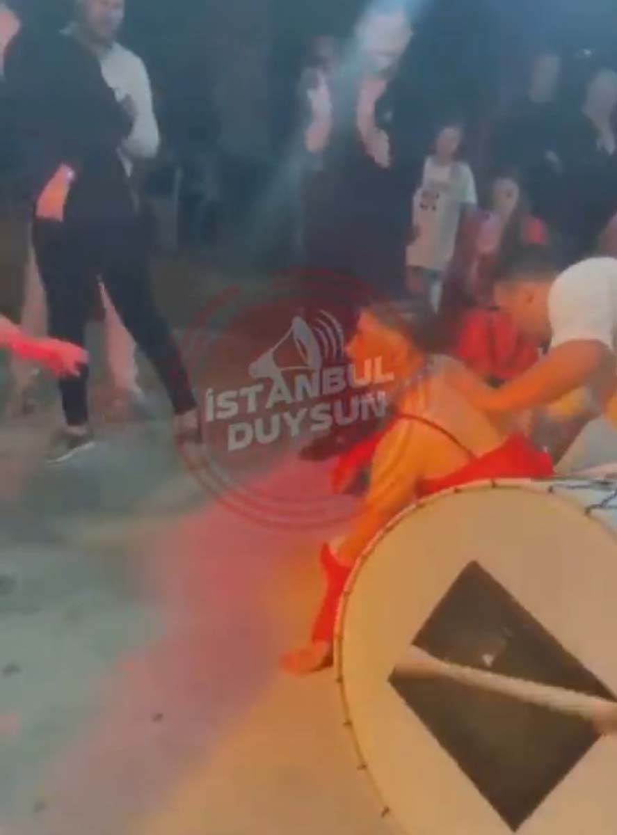 Bursa'da düğün sosyal medyayı salladı! Damada jartiyer giydirdiler, takma takıp gezdirdiler 