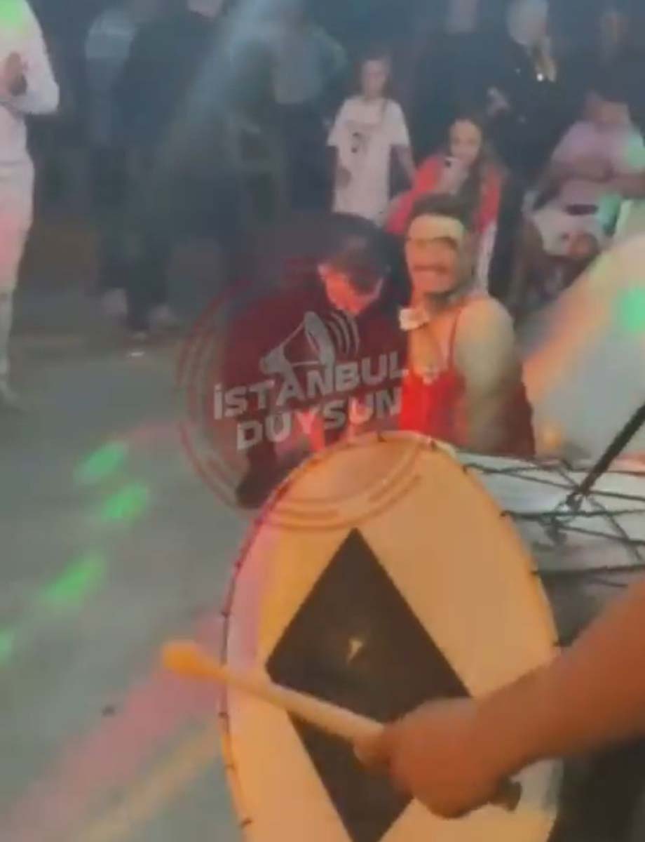 Bursa'da düğün sosyal medyayı salladı! Damada jartiyer giydirdiler, takma takıp gezdirdiler 