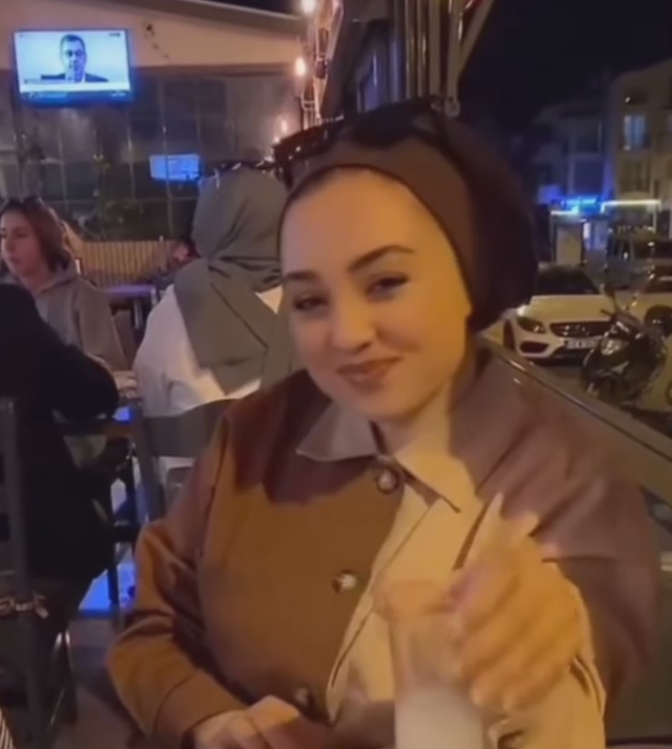Başörtülü genç kız rakı içtiği anları utanmadan paylaştı! Sosyal medya ayağa kalktı! Müslümanlık ayaklar altında!