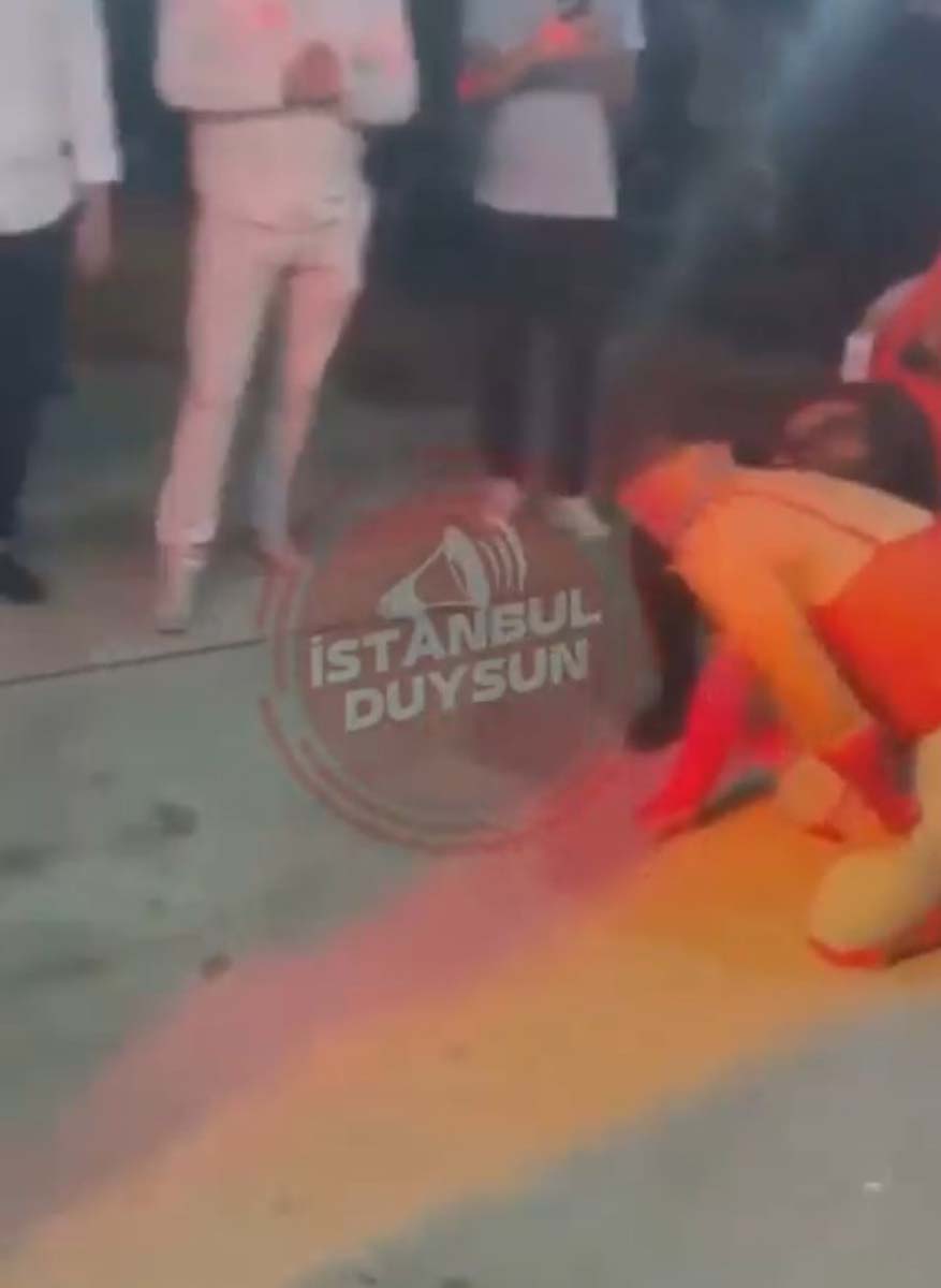 Bursa'da düğün sosyal medyayı salladı! Damada jartiyer giydirdiler, takma takıp gezdirdiler 