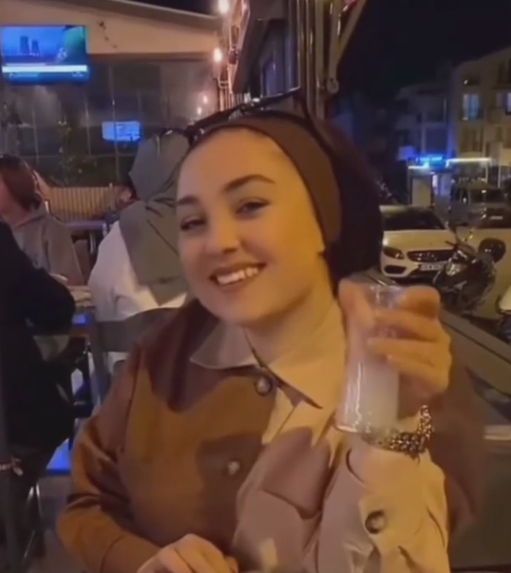 Başörtülü genç kız rakı içtiği anları utanmadan paylaştı! Sosyal medya ayağa kalktı! Müslümanlık ayaklar altında!