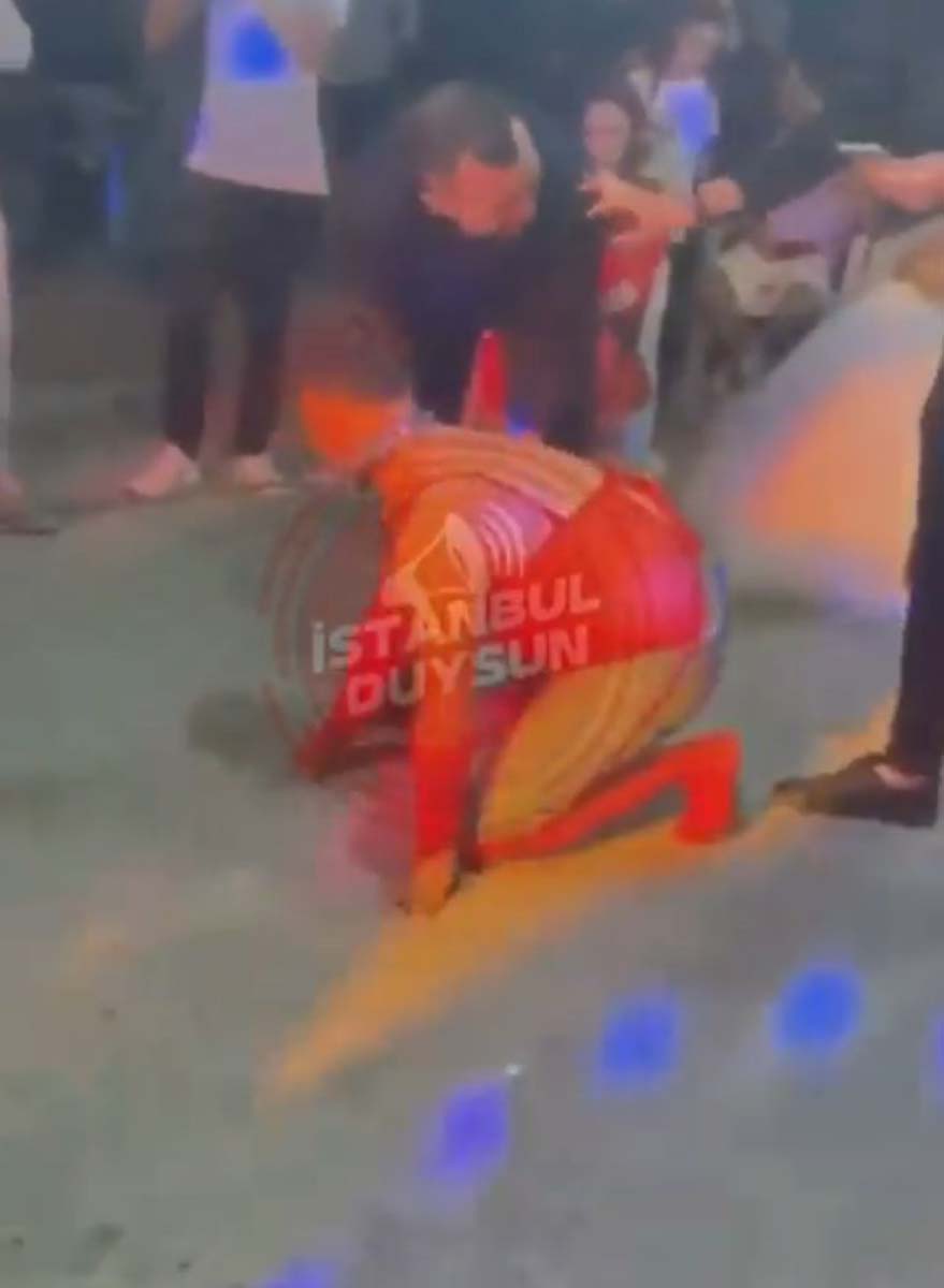 Bursa'da düğün sosyal medyayı salladı! Damada jartiyer giydirdiler, takma takıp gezdirdiler 