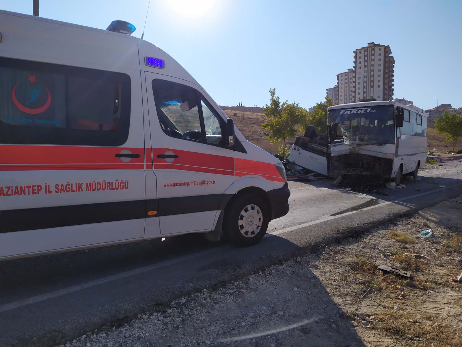 Gaziantep Şehitkamil'de feci kaza! İki işçi servisi çarpıştı, biri takla attı: 3'ü ağır 22 kişi yaralandı 