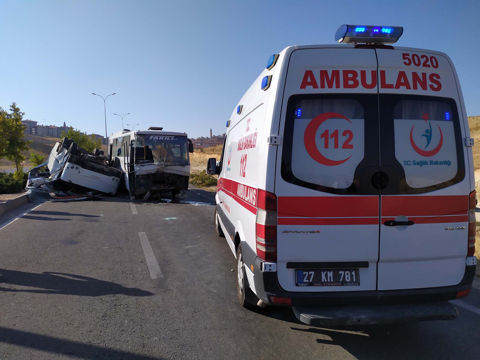 Gaziantep Şehitkamil'de feci kaza! İki işçi servisi çarpıştı, biri takla attı: 3'ü ağır 22 kişi yaralandı 
