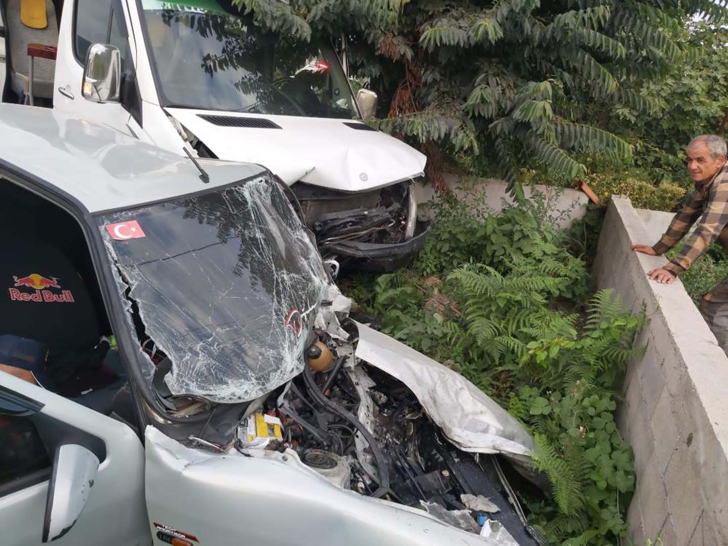 Seyir halindekİ işçi servisi otomobil ile kafa kafaya çarpıştı! Çok sayıda yaralı var!