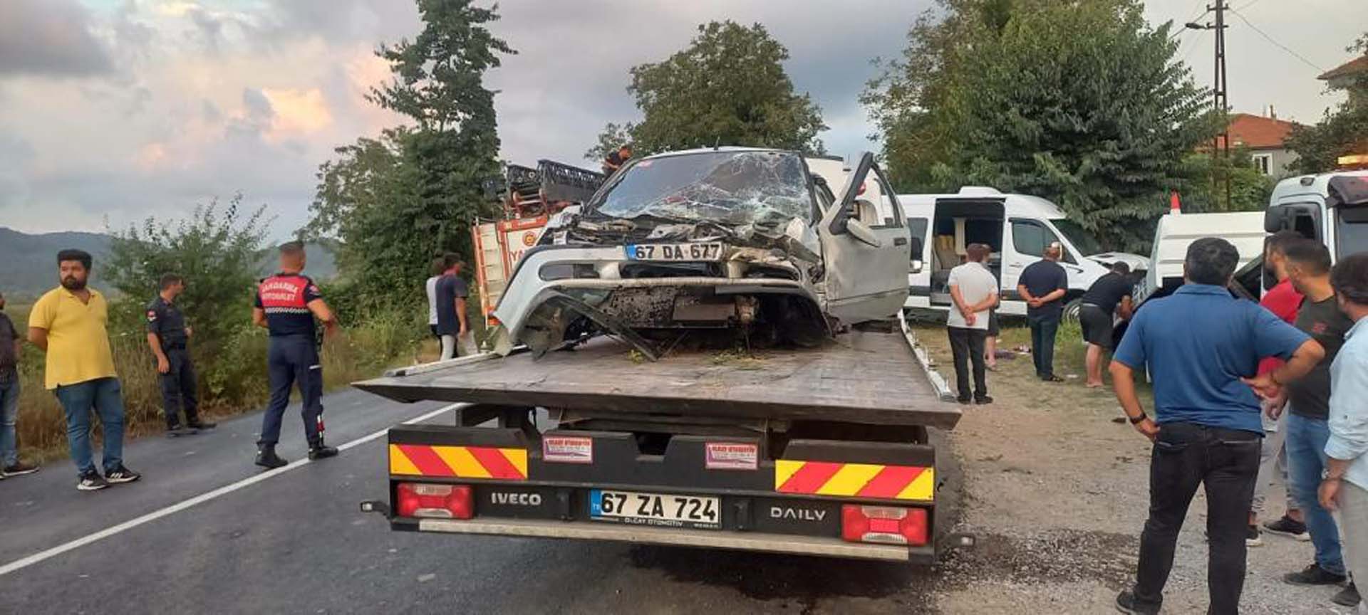 Seyir halindekİ işçi servisi otomobil ile kafa kafaya çarpıştı! Çok sayıda yaralı var!