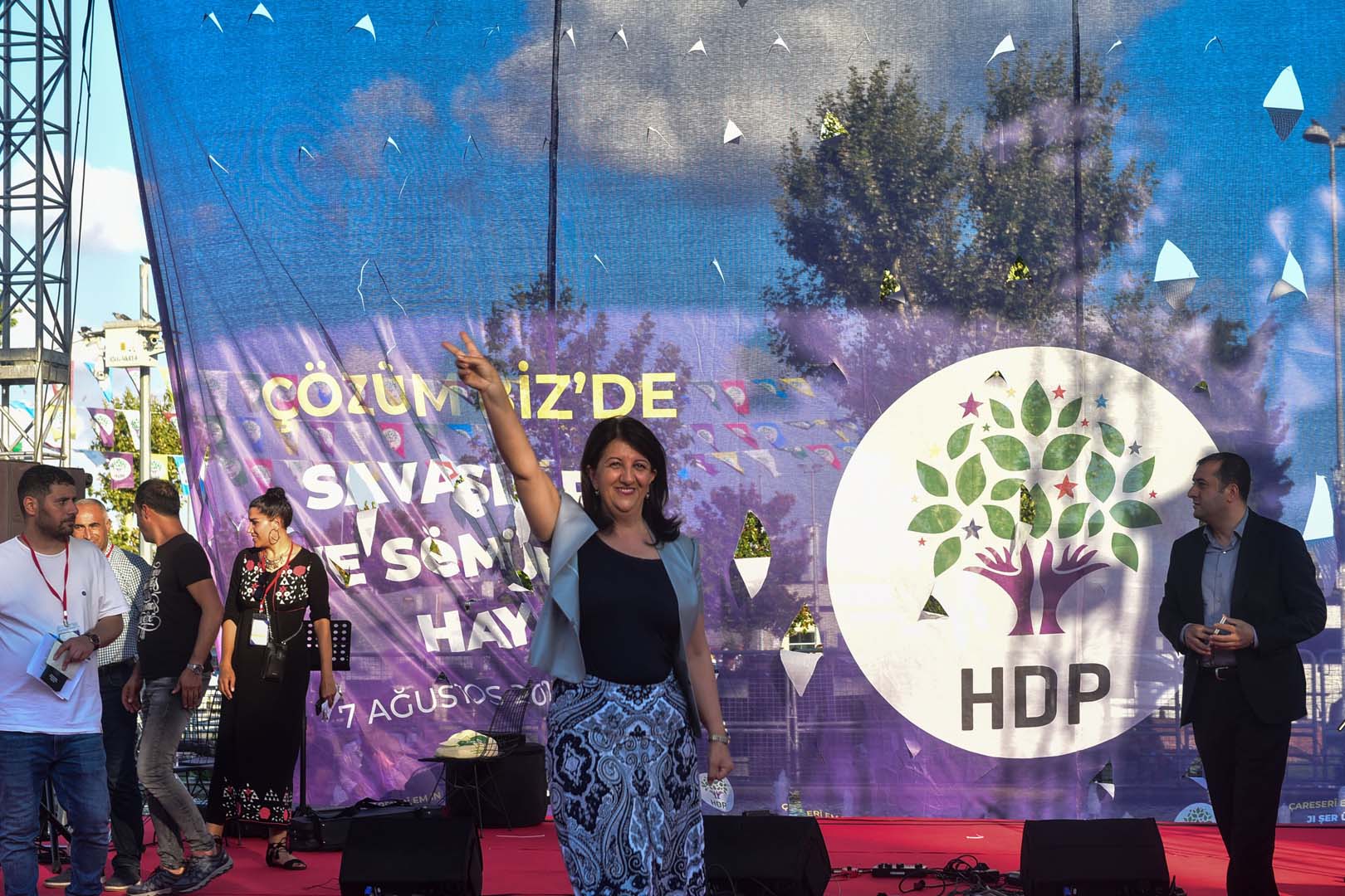 Çözüm Biz'de, Savaşlara ve Sömürüye Hayır dediler! Askerlerimizi şehit edenlere gerilla naraları atarak halay çektiler! 