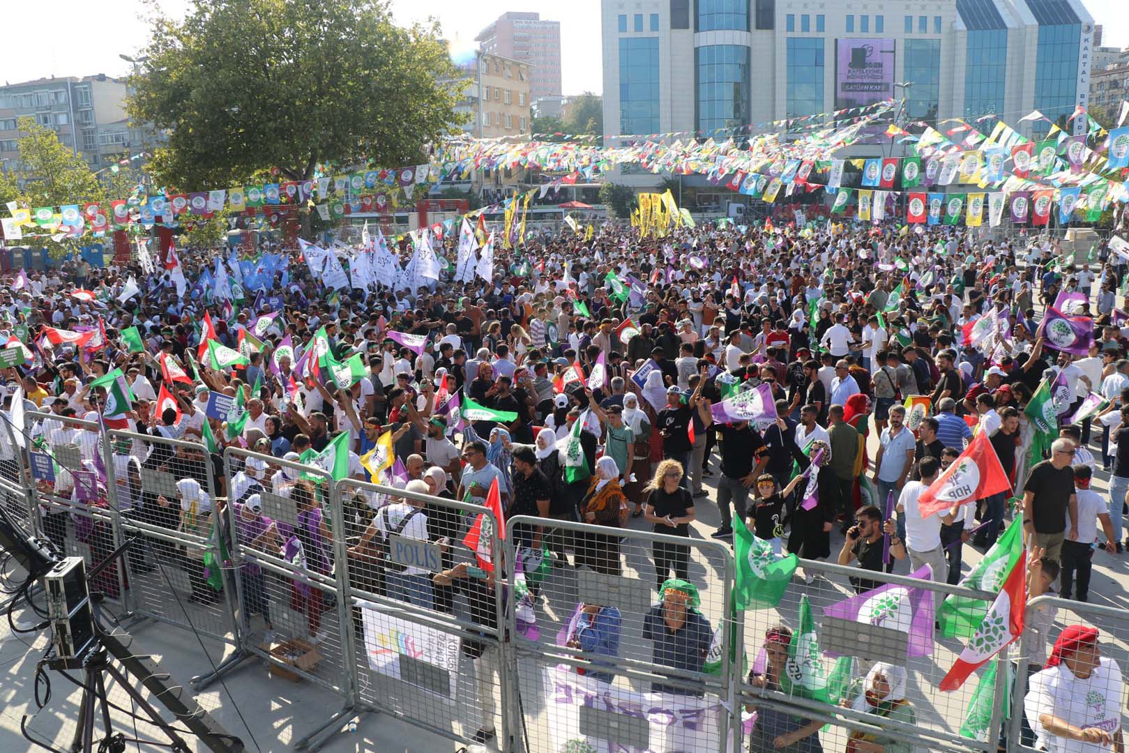 Çözüm Biz'de, Savaşlara ve Sömürüye Hayır dediler! Askerlerimizi şehit edenlere gerilla naraları atarak halay çektiler! 