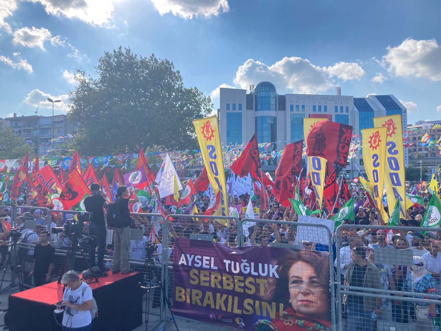 Çözüm Biz'de, Savaşlara ve Sömürüye Hayır dediler! Askerlerimizi şehit edenlere gerilla naraları atarak halay çektiler! 