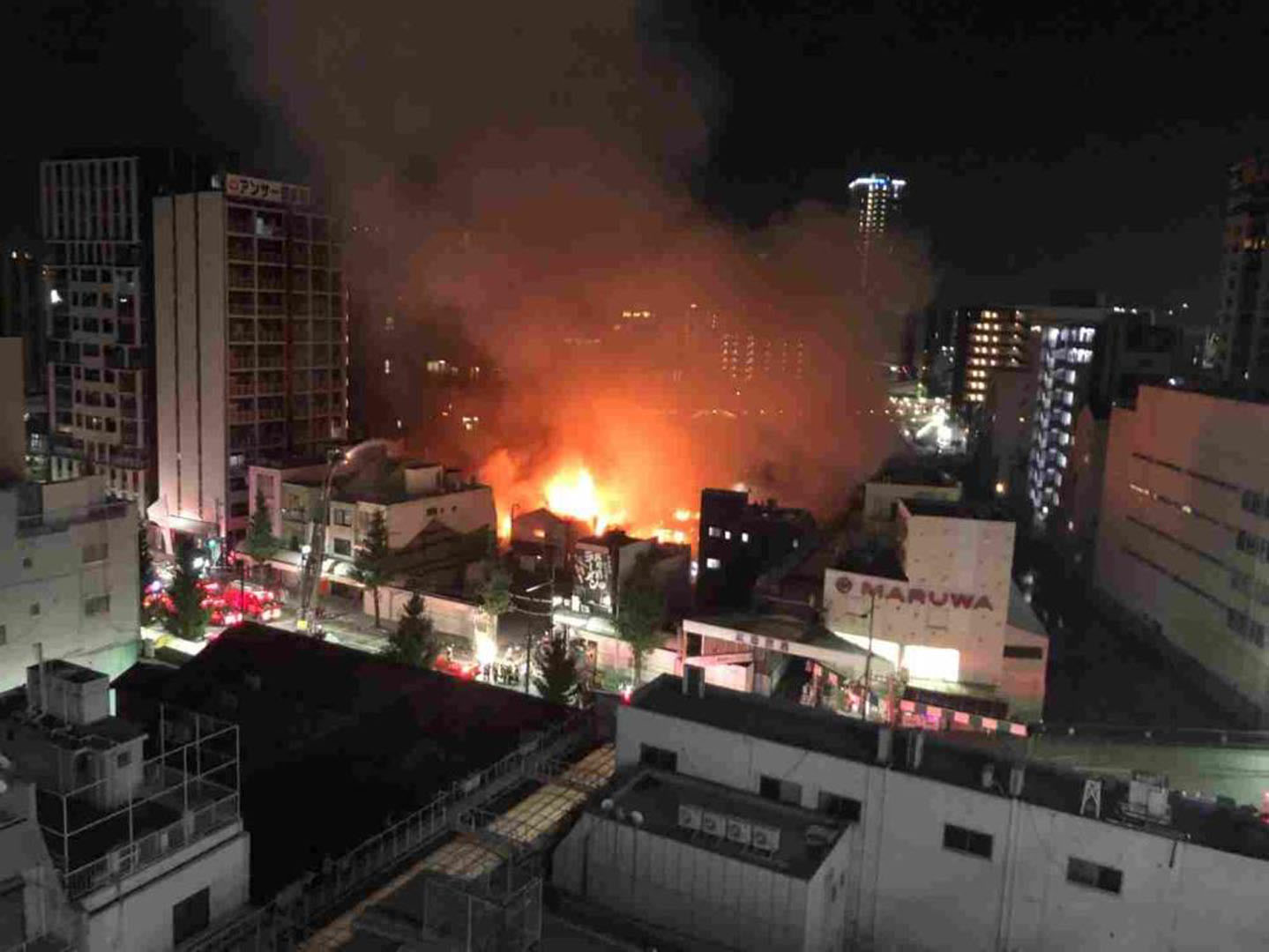 Japonya'da yangın faciası! Tarihi çarşı yanıp küle döndü