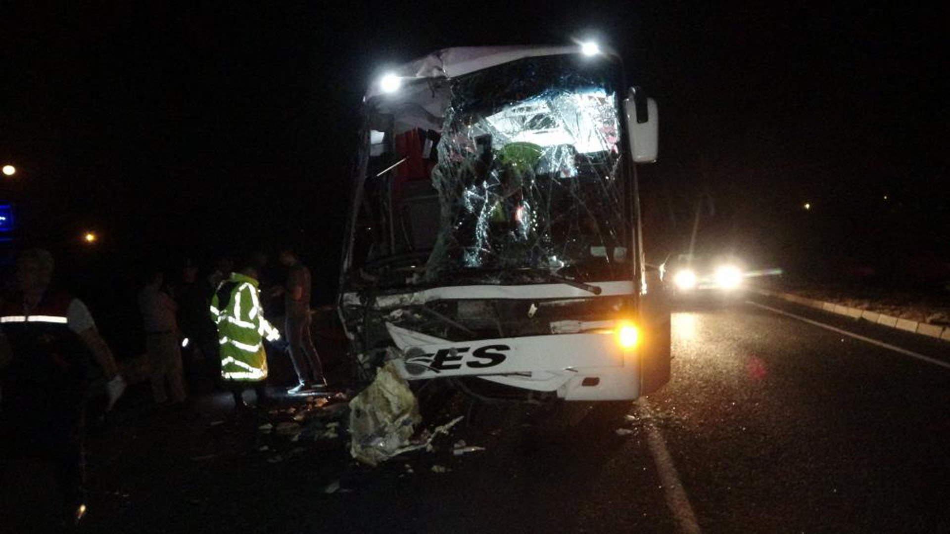 Uşak'ta tır faciası! Otobüs muavini hayatını kaybetti, 43 kişi yaralandı!