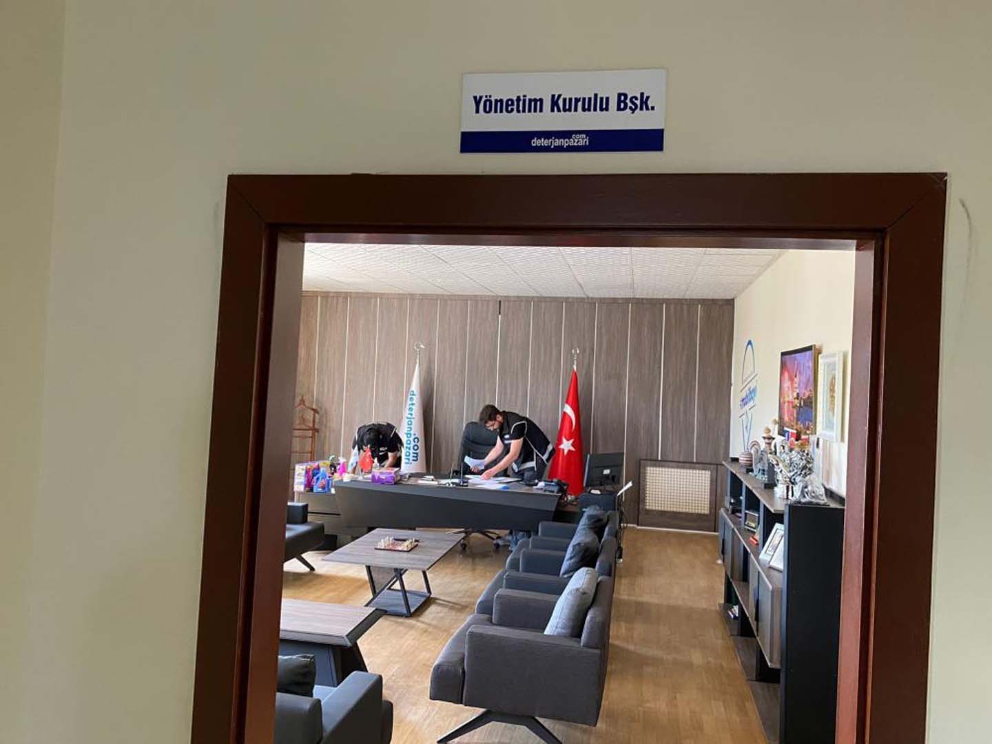 Temizlik Pazarı firmasına emniyetten vurgun! Sahibi Süleyman Kocabaş dahil olmak üzere 8 kişi gözaltında!