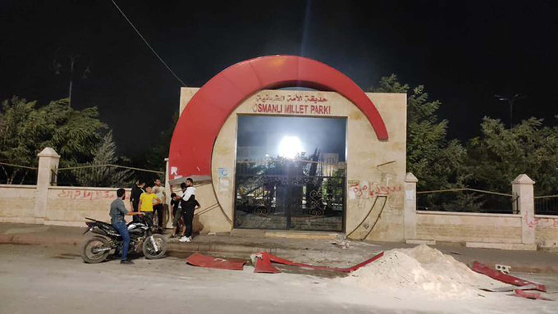 Bakan Çavuşoğlu'nun açıklamaları sonrası tepki çeken olay! Protestocular Türk bayrağını yaktı 